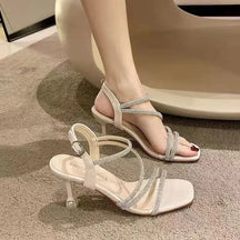 Sandália Feminina de Salto Alto Fino com Strass