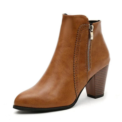 Bota Feminina de Couro Salto Baixo Bloco - Vista Principal - Lojas LA