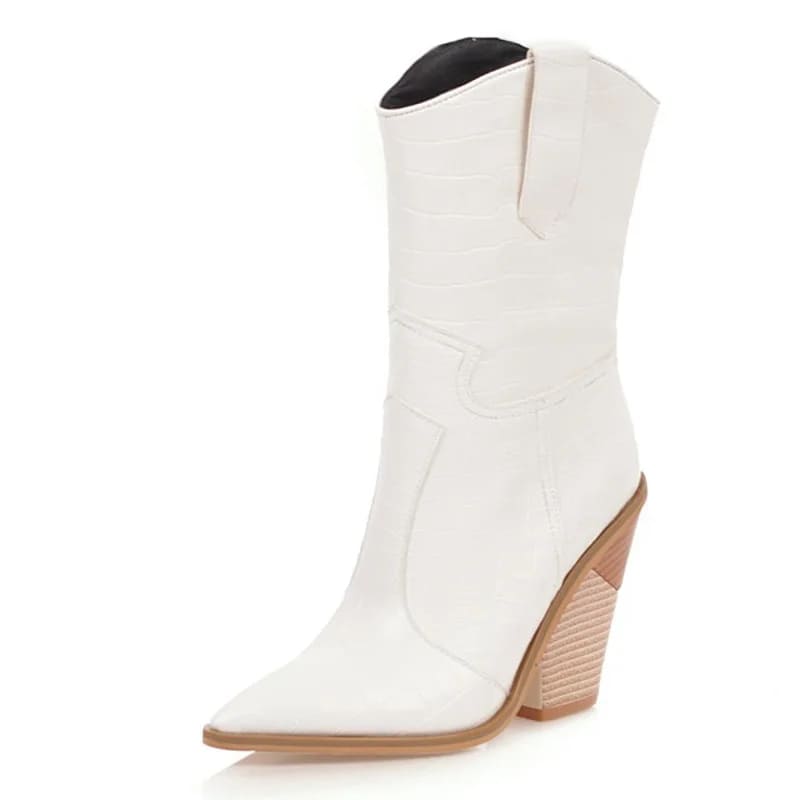 Bota de Couro Feminina Bico Fino Salto Alto Bloco - Detalhe Salto Bloco - Lojas LA