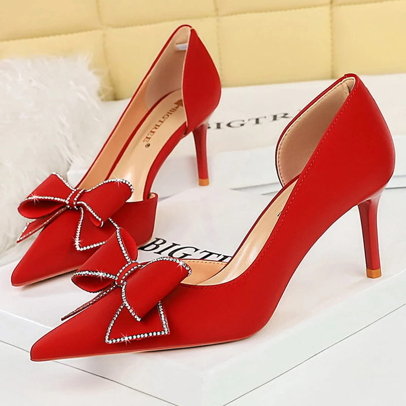 Sapato Feminino de Salto Fino em Cetim Premium - Detalhe Salto - Lojas LA
