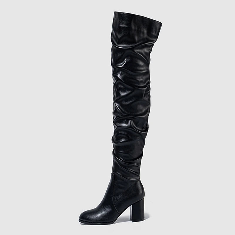 Bota Preta de Couro Feminina de Cano Alto Salto Bloco - Vista Principal - Lojas LA