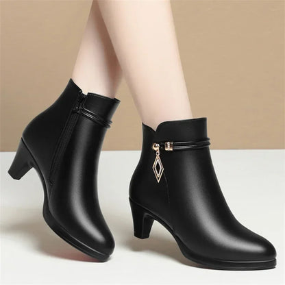 Bota Cano Curto Feminina de Couro Premium - Vista Principal - Lojas LA