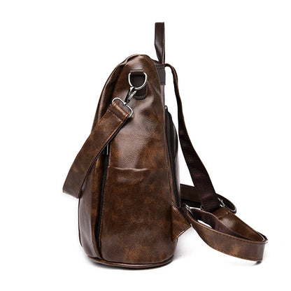 Mochila feminina de luxo sendo usada look trabalho