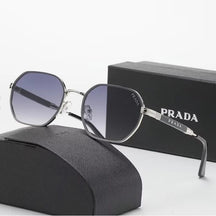 Modelo usando oculos Prada feminino premium de luxo