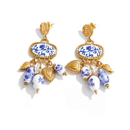 Brinco feminino flor ceramica azul vintage aco dourado