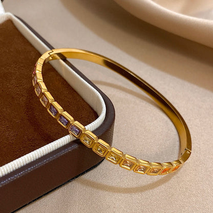Bracelete Feminino com Zircônia Colorida - Vista no Pulso Dourado - Lojas LA