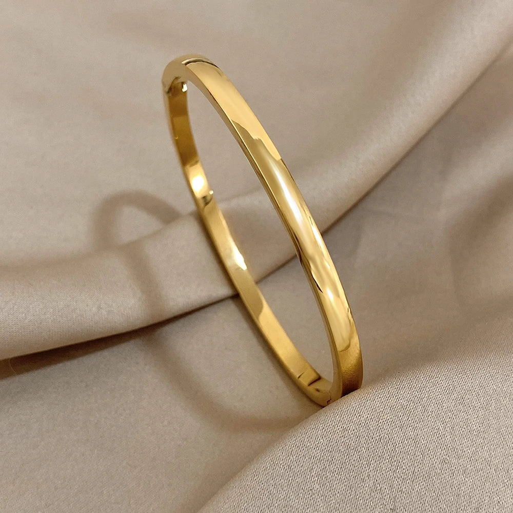 Bracelete Feminino Liso Aço Inoxidável Dourada - Vista Empilhado Arm Party - Lojas LA