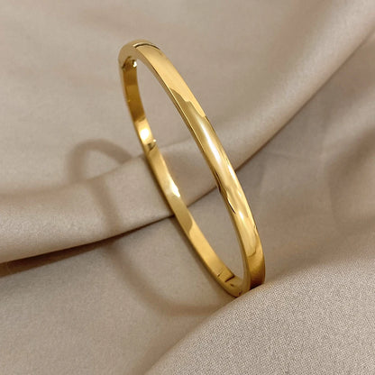 Bracelete Feminino Liso Aço Inoxidável Dourada - Vista Empilhado Arm Party - Lojas LA