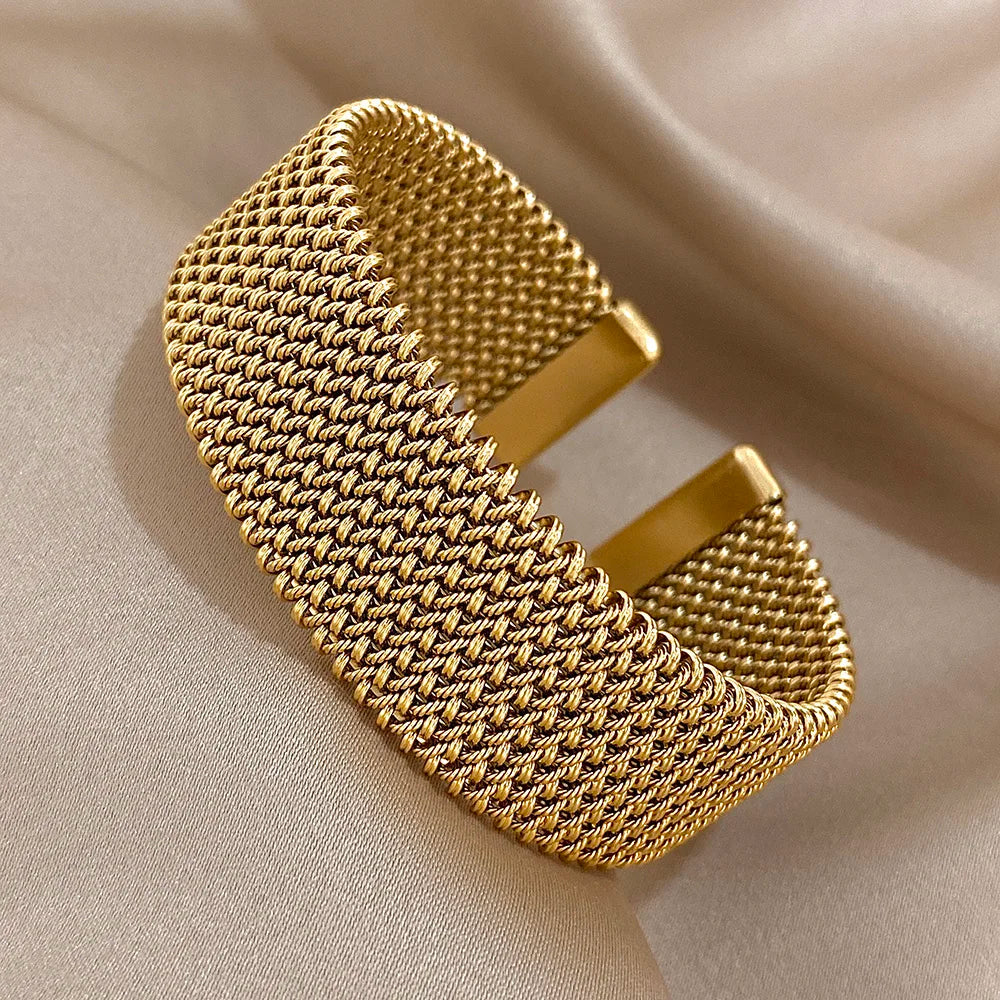 Bracelete Dourado Feminino Grosso Vintage - Vista no Pulso - Lojas LA
