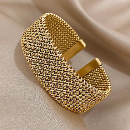Bracelete Dourado Feminino Grosso Vintage - Vista no Pulso - Lojas LA