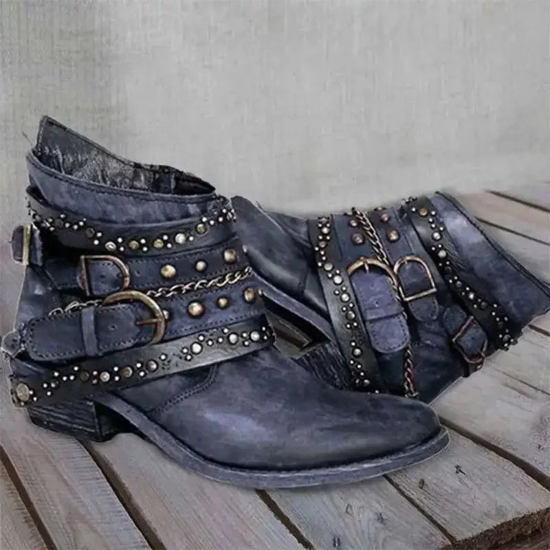 Bota Ankle Boot Feminina com Fivela Salto Bloco Marrom - Vista no Pé - Lojas LA