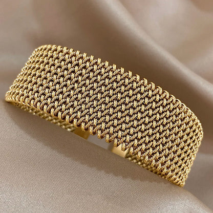 Bracelete Dourado Feminino Grosso Vintage - Vista Conjunto Empilhado - Lojas LA