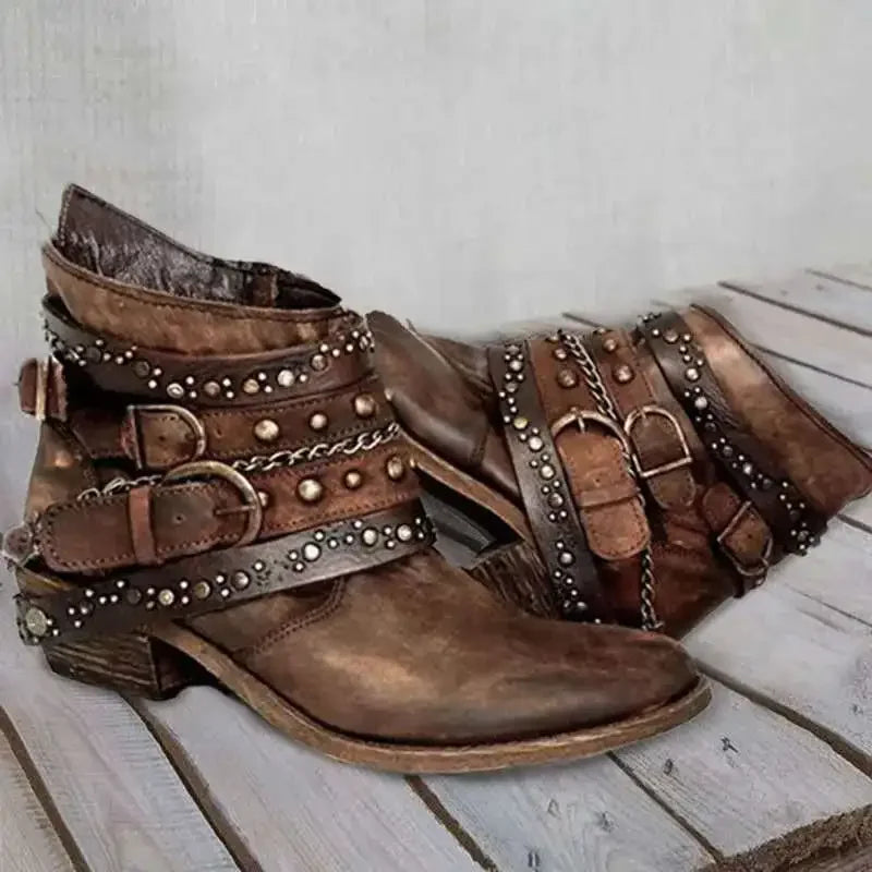 Bota Ankle Boot Feminina Estilo Britânico com Fivela Salto Bloco Marrom - Vista Principal - Lojas LA