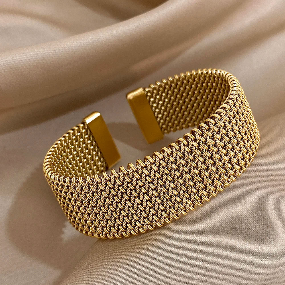 Bracelete Dourado Feminino Grosso Vintage - Vista Lateral - Lojas LA