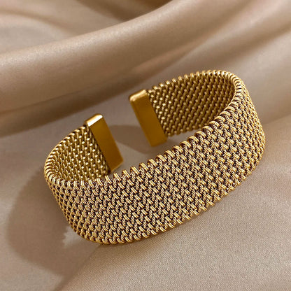 Bracelete Dourado Feminino Grosso Vintage - Vista Lateral - Lojas LA