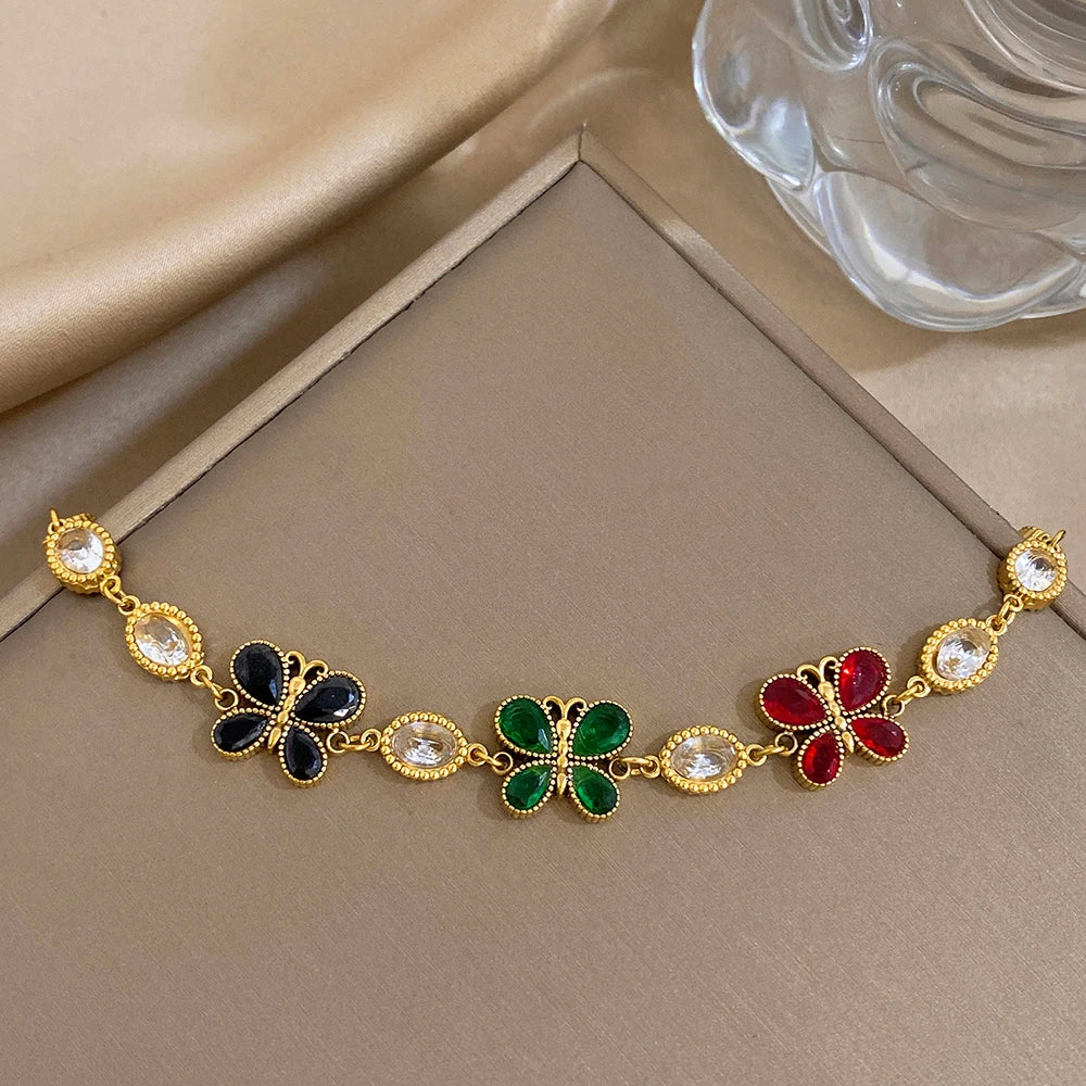 Pulseira Dourada Feminina Borboleta — Vista Lateral | Lojas LA