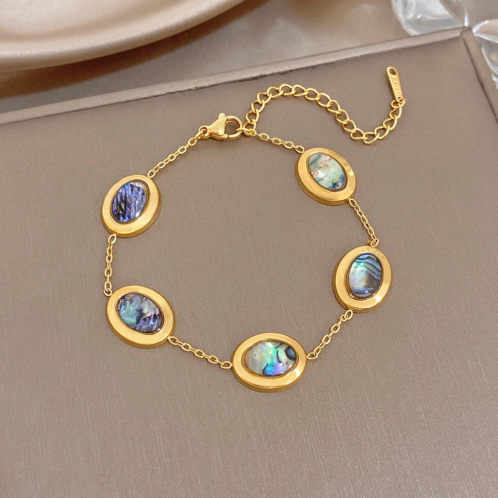 Pulseira Feminina Dourada com Pedra Abalone — Vista Frontal | Lojas LA