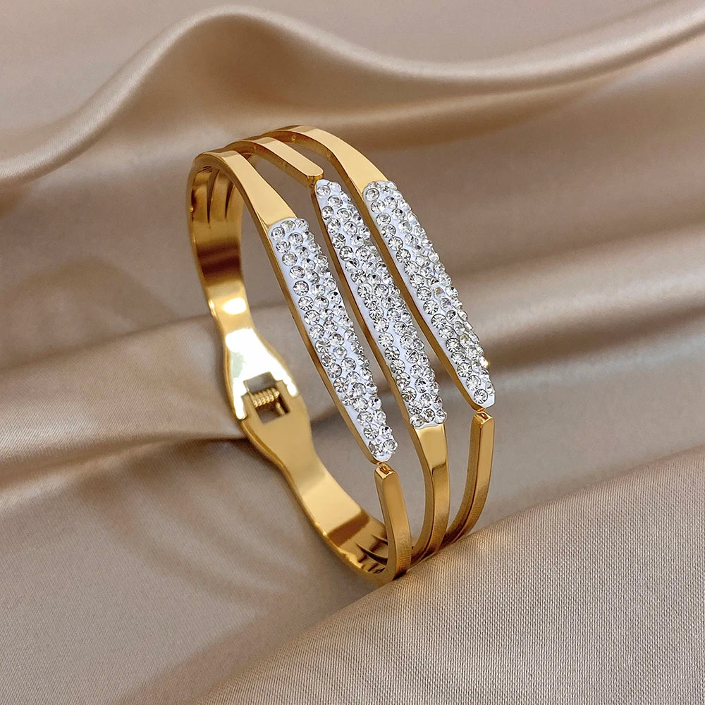 Bracelete Largo Feminino Dourado com Zircônia — Resistente à Água | Lojas LA