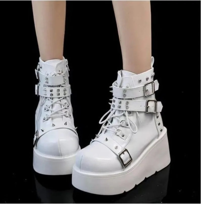Bota Coturno Feminina Estilo Gotico Plataforma Preta - Vista Lateral - Lojas LA