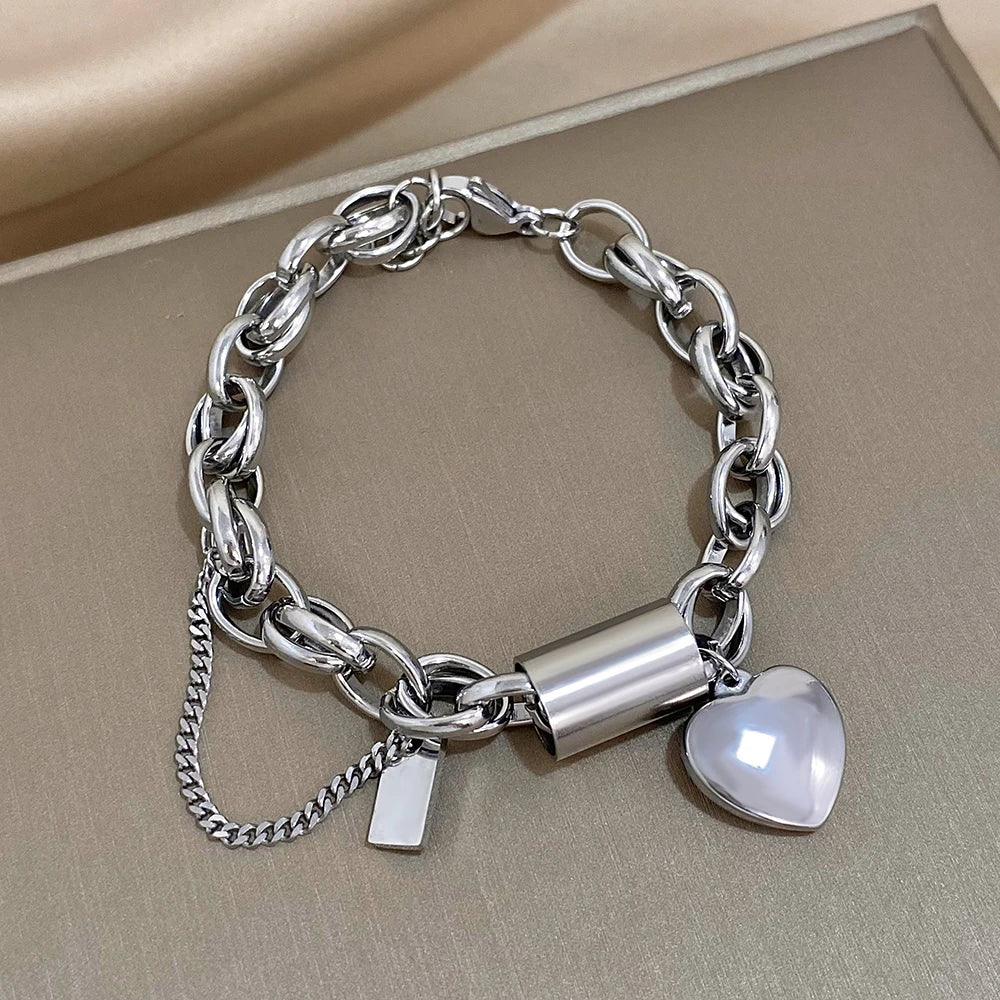 Pulseira Feminina Coração Cadeado - Detalhe Charm Cadeado Dourado - Lojas LA