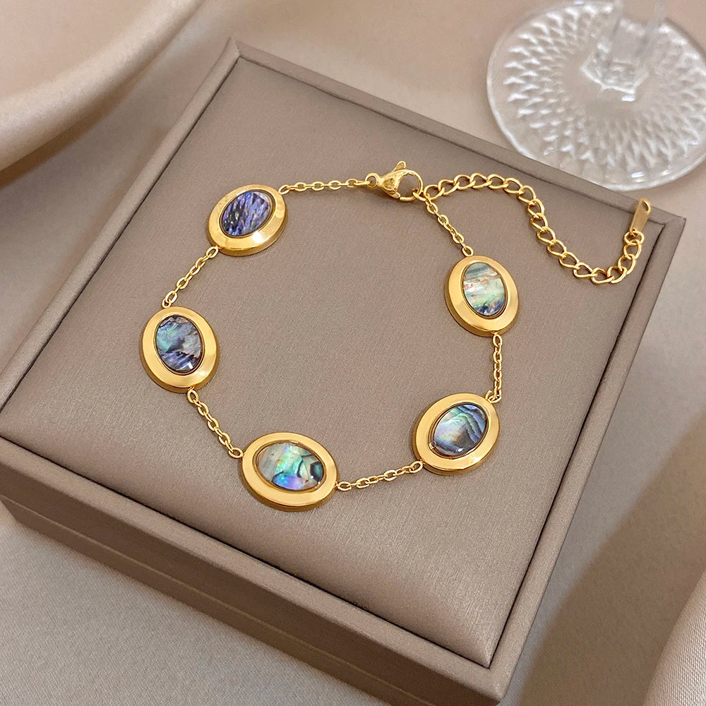Pulseira Dourada Feminina Abalone — Detalhe da Pedra Iridescente | Lojas LA