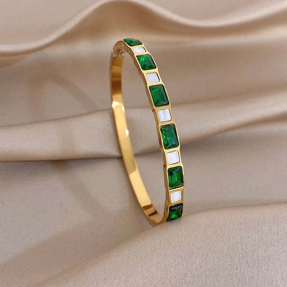 Pulseira Bracelete Feminina Dourada — Detalhe do Acabamento | Lojas LA