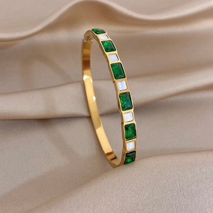 Pulseira Bracelete Feminina Dourada — Detalhe do Acabamento | Lojas LA