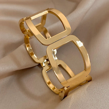 Bracelete Feminino Geométrico Vazado Aço Inoxidável - Versão Dourada - Vista Principal - Lojas LA
