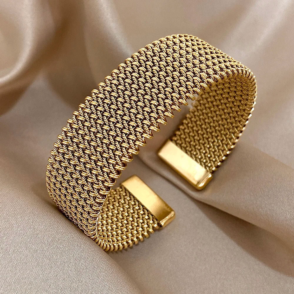 Bracelete Dourado Feminino Grosso Vintage - Detalhe Trançado Geométrico - Lojas LA