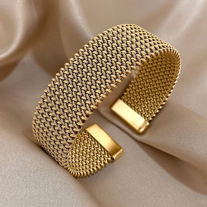 Bracelete Dourado Feminino Grosso Vintage - Detalhe Trançado Geométrico - Lojas LA
