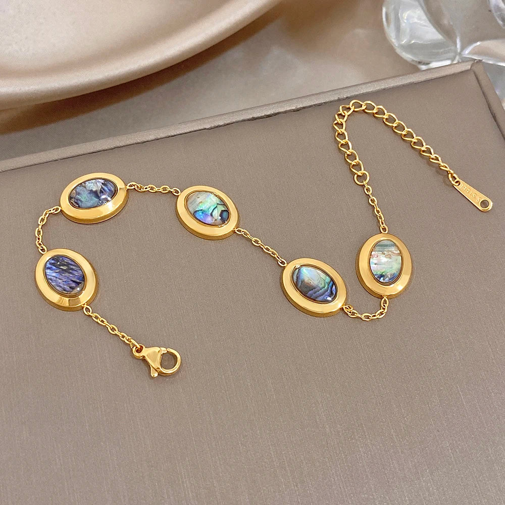 Pulseira Feminina Dourada com Abalone — Vista Lateral | Lojas LA