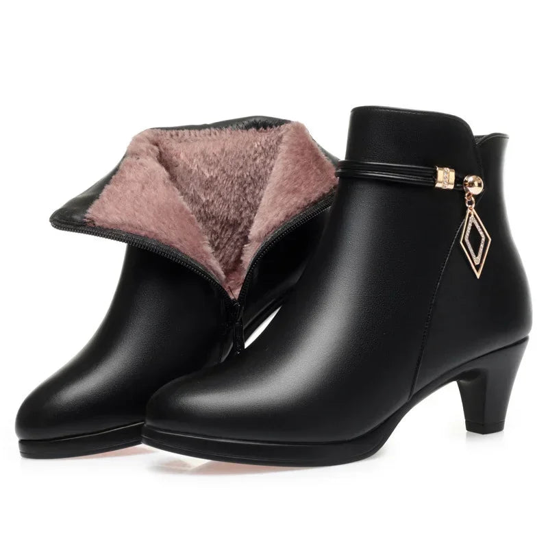 Bota Cano Curto Feminina de Couro Premium - Vista Lateral Preta - Lojas LA