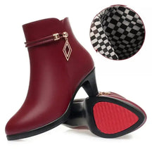 Bota Cano Curto Feminina de Couro Premium - Versão Vermelha - Lojas LA