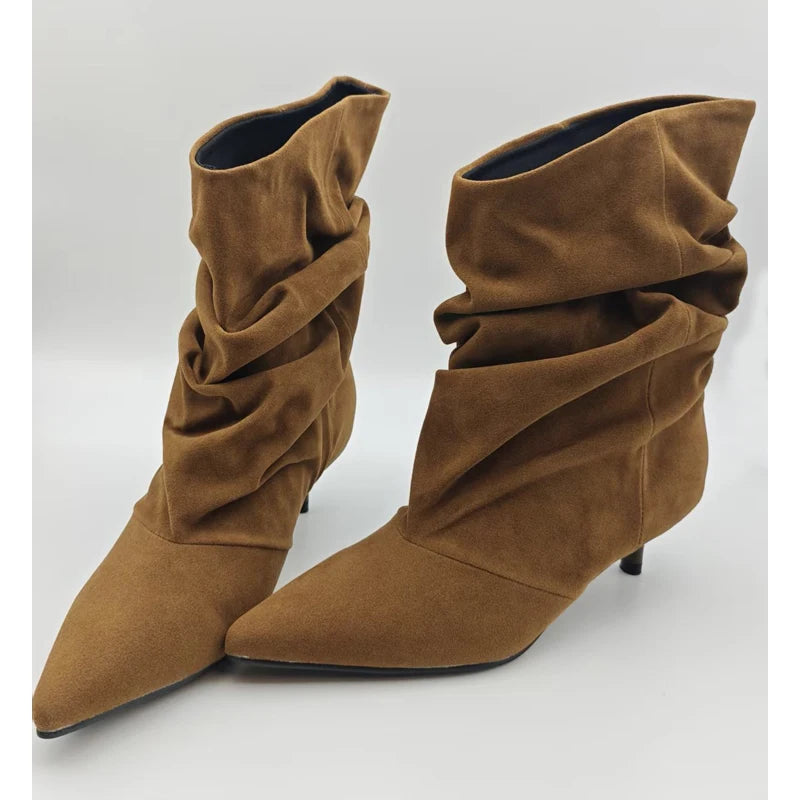 Bota de Salto Baixo Feminina Retrô Elegante - Vista Principal Marrom - Lojas LA