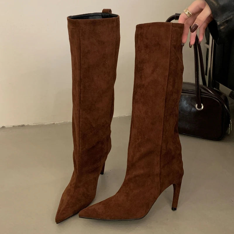 Bota Feminina Cano Alto de Camurça Salto Fino - Versão Marrom Clara - Lojas LA