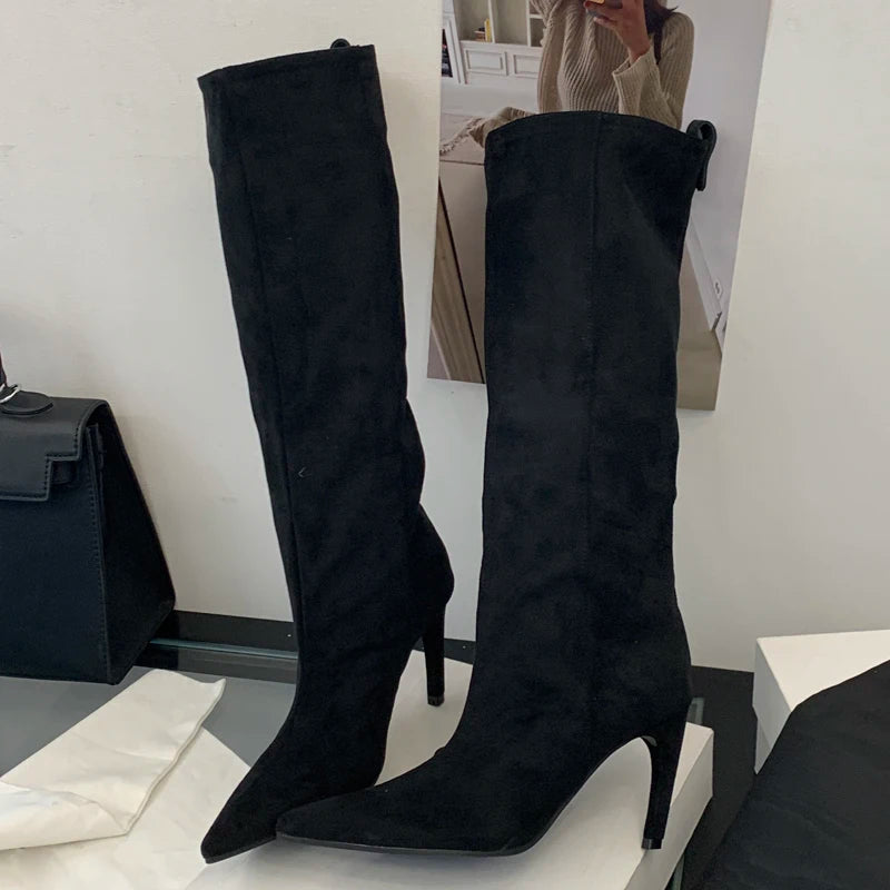 Bota Feminina Cano Alto de Camurça Salto Fino - Versão Preta - Lojas LA