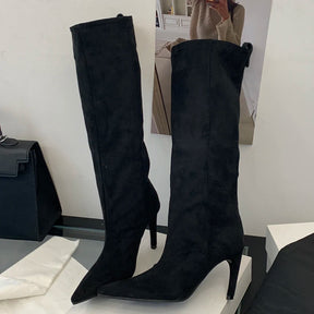 Bota Feminina Cano Alto de Camurça Salto Fino - Versão Preta - Lojas LA