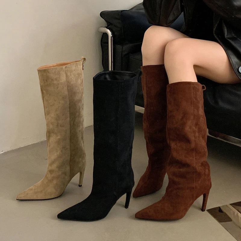 Bota Feminina Cano Alto de Camurça Salto Fino - Versão Marrom - Lojas LA