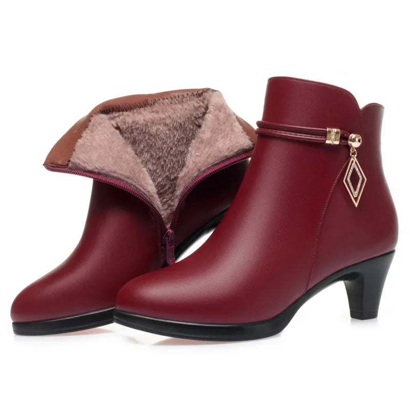 Bota Cano Curto Feminina de Couro Premium - Detalhe Couro Vermelha - Lojas LA