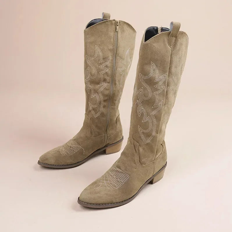 Bota Texana Feminina de Couro Salto Grosso Bordada - Versão Marrom - Lojas LA