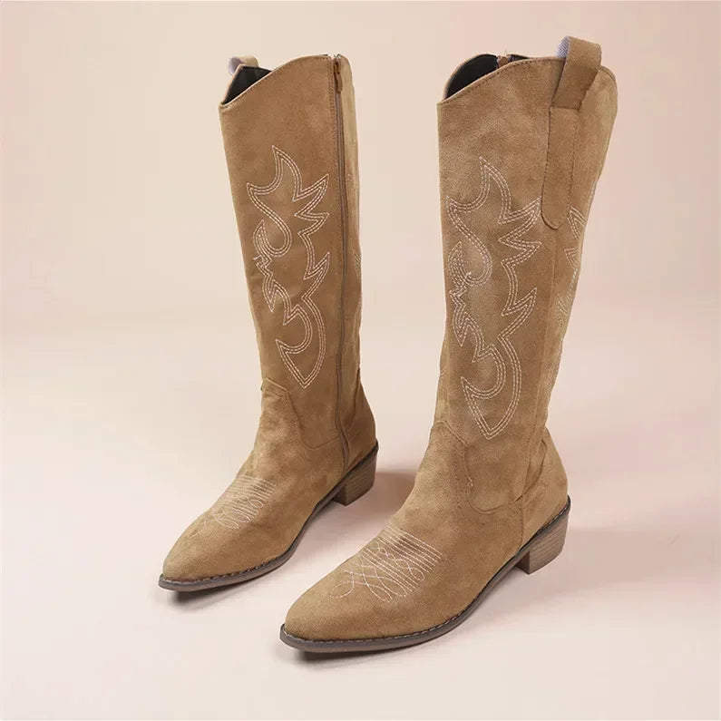 Bota Texana Feminina de Couro Salto Grosso Bordada - Detalhe Salto Bloco Marrom - Lojas LA