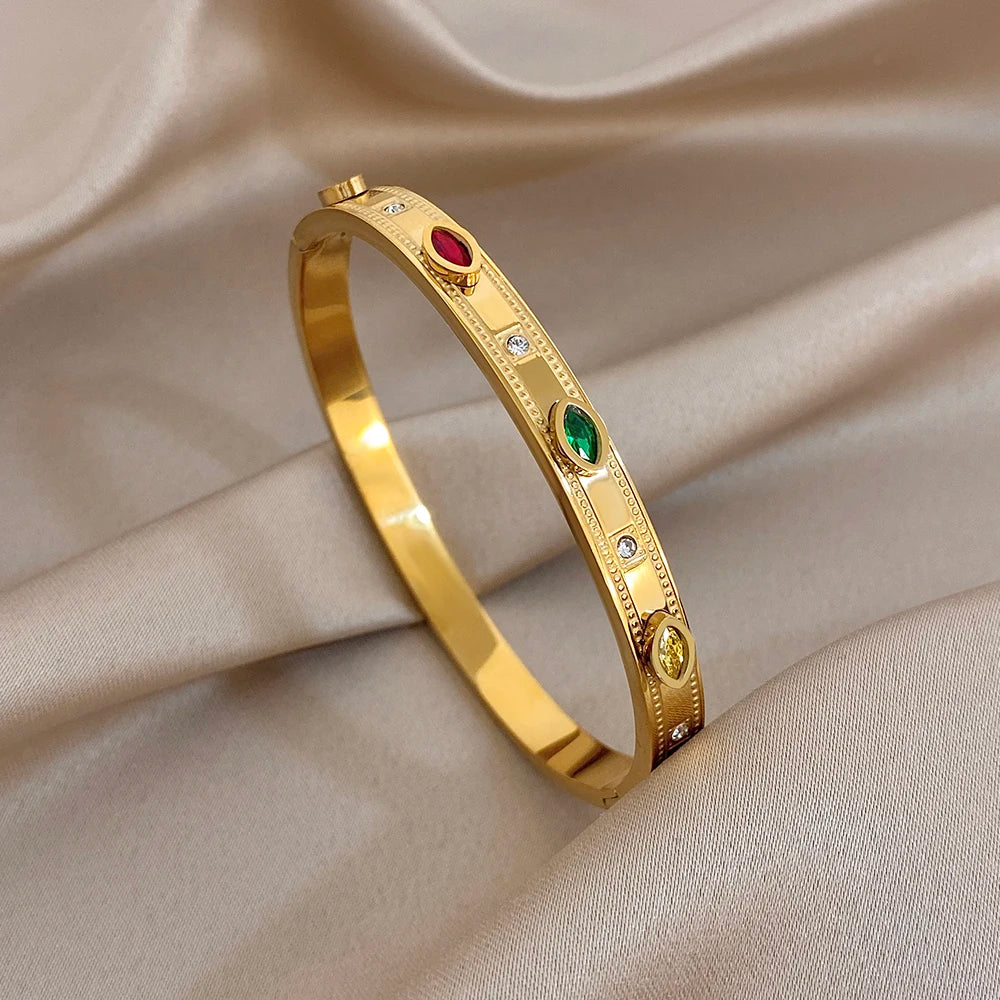 Pulseira Bracelete Feminino Vintage Zircônia Premium Dourado - Vista Frontal Braço - Lojas LA