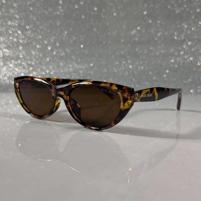 Óculos Feminino Gatinho Acetato — Detalhe da Lente TAC | Lojas LA