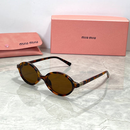 Óculos de Sol Feminino Redondo Miu Miu - Detalhe Lateral - Lojas LA