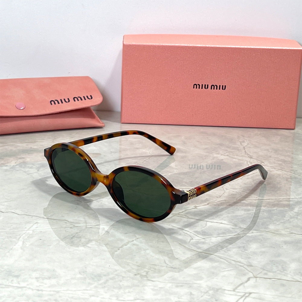 Óculos de Sol Feminino Redondo Miu Miu - Detalhe Frontal - Lojas LA