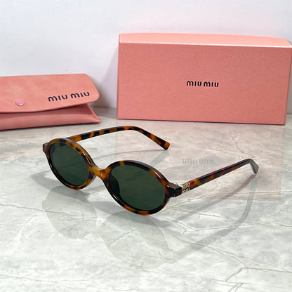 Óculos de Sol Feminino Redondo Miu Miu - Detalhe Frontal - Lojas LA