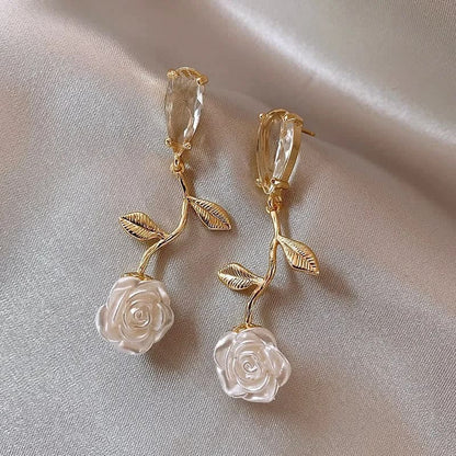 Brinco Flor Branca Esmaltada Feminino Elegante - Detalhe Esmalte - Lojas LA