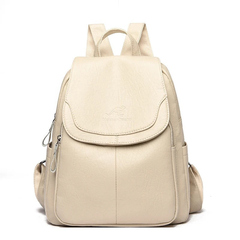 Mochila feminina vintage couro sendo usada look boho