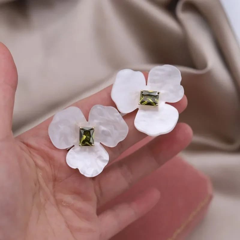 Brinco Flor com Cristais Coloridos Feminino Delicado - Versão Verde - Lojas LA