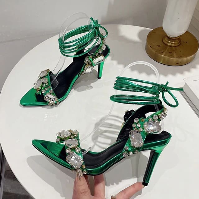 Sandália de Salto Fino Feminino Bico Folha Modelo PÉTALA - Detalhe Bico - Lojas LA